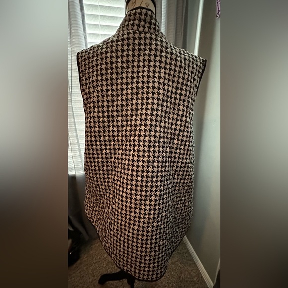 Black and White Vest - Picture 2 of 2